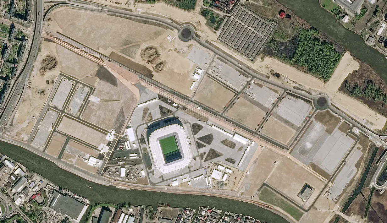 Gambar dari satelit ini menunjukkan kondisi Stadion Kaliningrad yang akan digunakan untuk Piala Dunia 2018 di Rusia (6/6). Stadion ini merupakan yang terkecil dibanding arena-arena lain untuk penyelenggaraan PD 2018. (HO/Airbus Defence and Space/AFP)