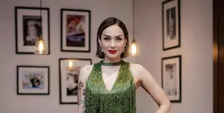 Tampil dengan gaun hijau bergaya glamor, tampilan Satah Wijayanto curi atensi. [Foto: Instagram/ Sarah Wijayanto]