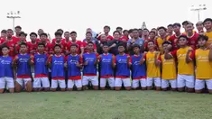 Ketua Umum PSSI Erick Thohir foto bersama dengan peserta seleksi pemain Timnas Indonesia U-17 di Lapangan A, Gelora Bung Karno (GBK), Senayan, Jakarta, Rabu (16/8/2023). (Liputan6.com/Herman Zakharia)