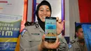 Petugas Kakorlantas Polri memperlihatkan aplikasi SIM Online saat launching di Jakarta, Jumat (16/12). Dalam rangka meminimalisir pungli, Korlantas merilis 3 aplikasi mulai dari SIM online, e-Tilang, hingga e-Samsat. (Liputan6.com/Angga Yuniar)