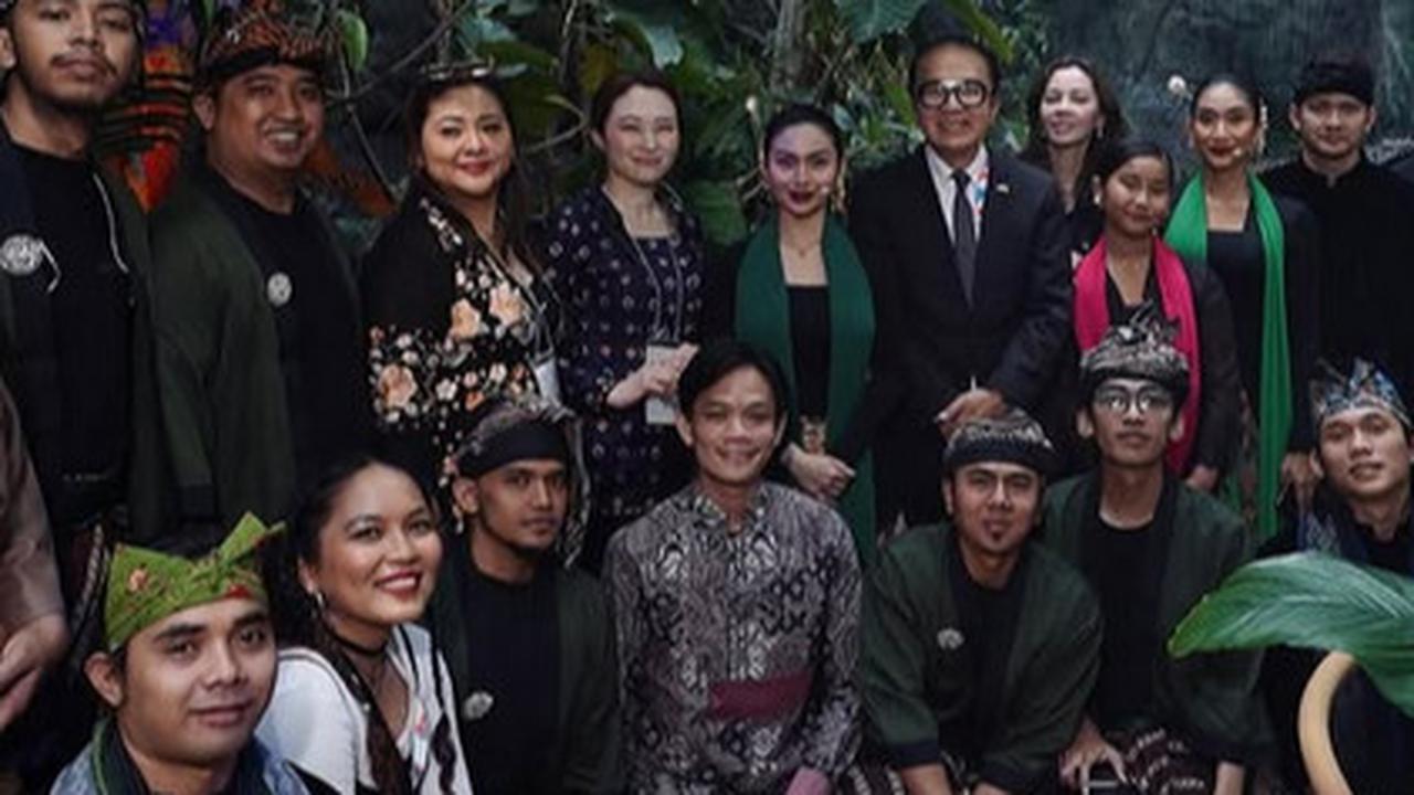 5 Potret Ariel Tatum Menari Jaipong Diiringi Gamelan Sunda di Osaka, Romantis Diiringi Rintik Hujan