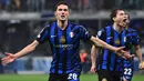 Pada menit ke-61, Inter Milan berbalik unggul. Sundulan keras Benjamin Pavard gagal diantisipasi penjaga gawang Bayern Munchen, Jonas Urbig. (Isabella BONOTTO/AFP)