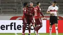 Akhirnya pada menit ke-40 Bayern Munchen berhasil unggul 1-0. Sepakan kaki kanan Serge Gnabry ke arah tiang jauh usai menerima umpan datar Leroy Sane mampu menaklukkan kiper VFB Suttgart, Florian Mueller. (AFP/Thomas Kienzle)