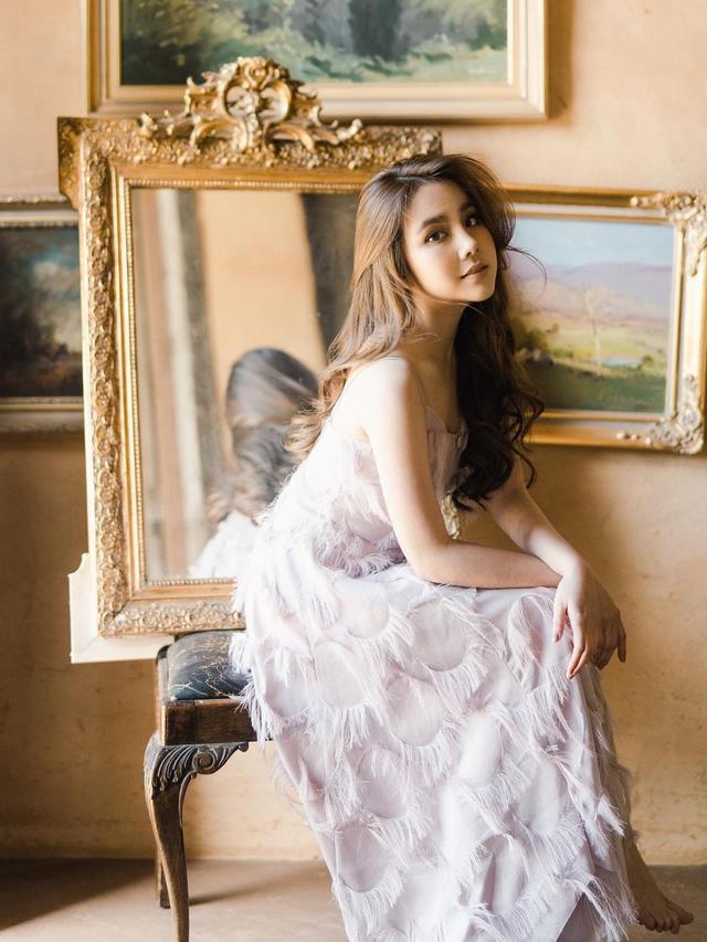 Gaya Pemotretan Agatha Chelsea Pakai Gaun, Bak Putri Bangsawan. (Sumber: Instagram/agatha_chelsea)