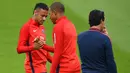 Pemain baru Paris Saint-Germain, Kylian Mbappe dan Neymar Jr bersalaman saat latihan bersama di Paris, Rabu (6/9/2017). Striker 18 tahun tersebut menjalani latihan perdananya bersama armada Les Parisiens. (AFP/Franck Fife)