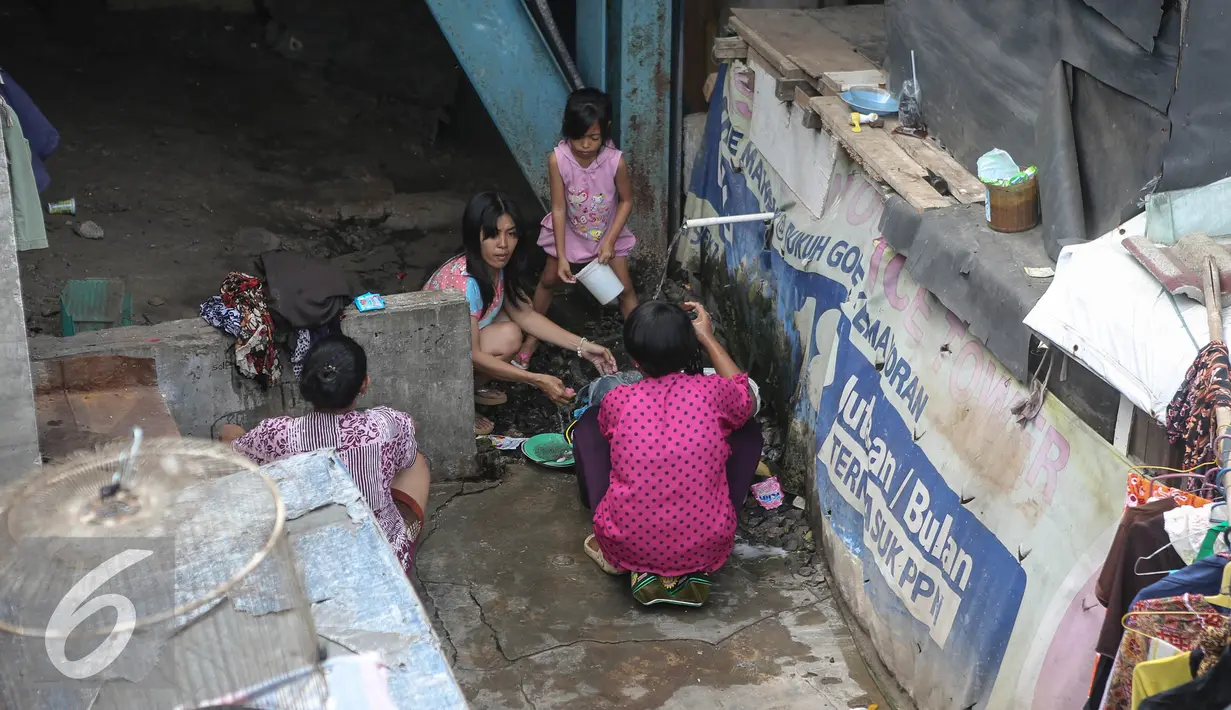 Warga mencuci piring di pinggir rel kereta di kawasan Kampung Bandan, Jakarta, Selasa (28/7/2015). Sulitnya mendapatkan air bersih membuat warga terpaksa menggunakan air sumur untuk memenuhi kebutuhan hidupnya. (Liputan6.com/Faizal Fanani)