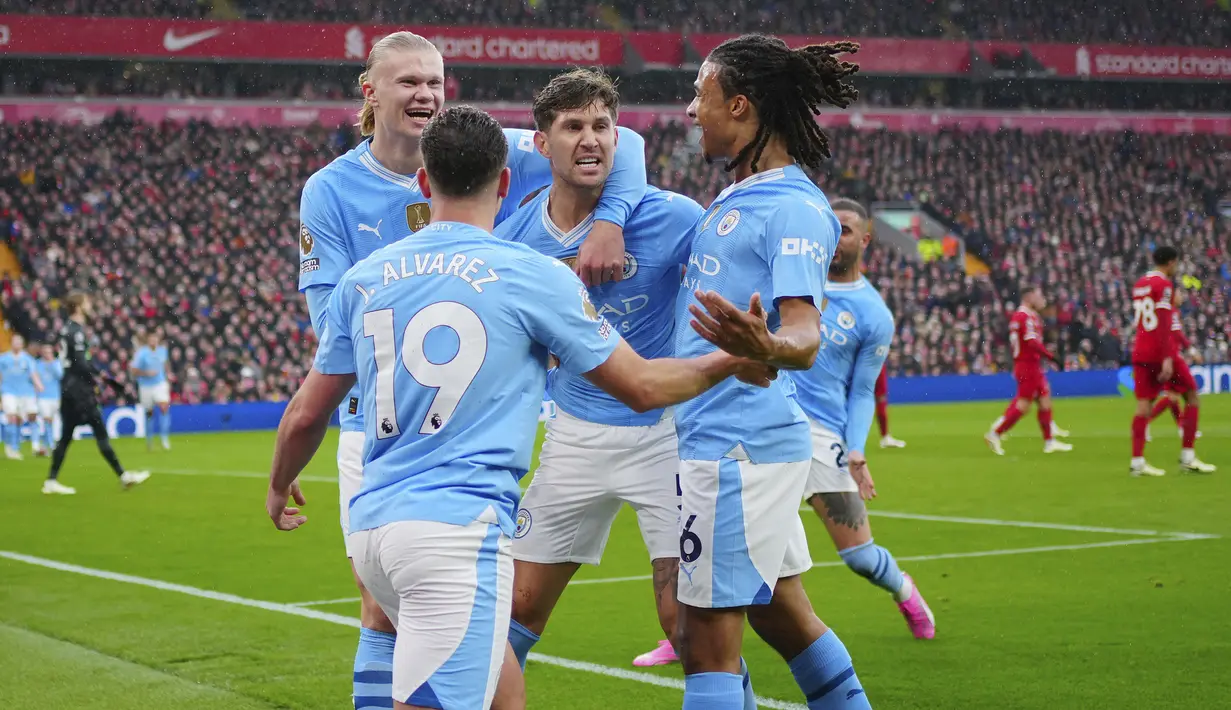 Selebrasi para pemain Manchester City merayakan gol ke gawang Liverpool yang dicetak John Stones (tengah) pada laga pekan ke-28 Premier League 2023/2024 di Anfield Stadium, Liverpool, Minggu (10/3/2024). (AP Photo/Jon Super)