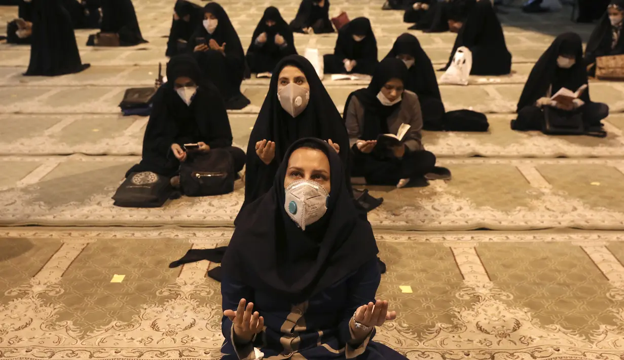 Jemaah berdoa memburu malam lailatul qadar pada bulan suci Ramadan di Masjid Universitas Teheran, Laylat al-Qadr, Iran, Selasa (12/5/2020). Iran mengizinkan masjid dibuka kembali, namun dengan memperhatikan prosedur kesehatan dan sosial untuk mencegah penyebaran COVID-19. (AP Photo/Vahid Salemi)