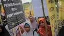 Massa yang tergabung dari Serikat Petani Indonesia (SPI) menggelar aksi demo di depan gedung DPR/MPR RI, Jakarta, Selasa (24/9/2019). Dalam aksinya mereka menuntut DPR menghentikan pembahasan lima rancangan undang-undang yang menyangkut pertanian. (Liputan6.com/Faizal Fanani)