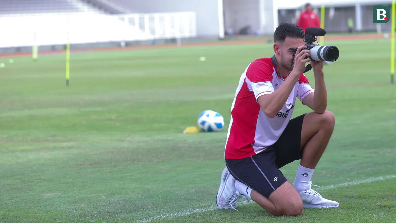 Foto: Momen Jens Raven Jadi Fotografer Dadakan di Timnas Indonesia U-20