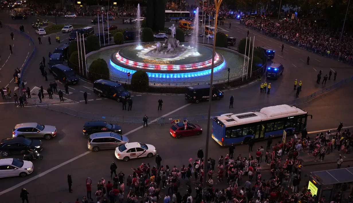 Air mancur Neptuno diterangi dengan warna-warna Atletico Madrid saat para supporter mereka merayakan gelar juara Liga Spanyol 2020-2021 di Madrid, Sabtu (22/5/2021). Atletico Madrid menang 2-1 atas Real Valladolid dan merebut gelar La Liga Spanyol ke-11. (AP Photo/Paul White)