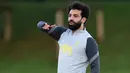 Pemain Liverpool Mohamed Salah memberi isyarat saat sesi latihan di tempat latihan di Kirkby, Inggris, 6 Desember 2021. Liverpool akan menghadapi AC Milan pada pertandingan Grup B Liga Champions. (Oli SCARFF/AFP)