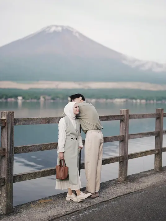 Warna krem jadi kombinasi sempurna untuk outfit warna sage yang belakangan jadi tren.