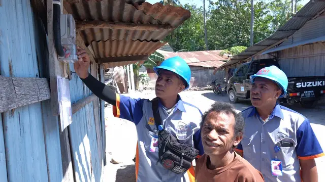 Raut Wajah Bahagia Benjamin Setelah 20 Tahun Menanti Rumah Dialiri Listrik