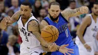 Pemain Utah Jazz, George Hill (kiri), berebut bola dengan pemain Dallas Mavericks, Deron Williams, dalam laga NBA di Salt Lake City, (2/11/2016). Utah Jazz menang 97-81. (AP Photo/Rick Bowmer)