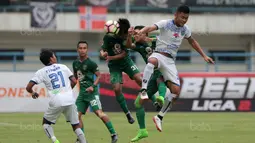 Pemain Persebaya berebut bola dengan pemain pemain PSPS Riau pada laga 8 Besar Liga 2 Grup Y di Stadion GBLA, Bandung, Sabtu (18/11/2017). Persebaya Menang 1-0. (Bola.com/Nicklas Hanoatubun)
