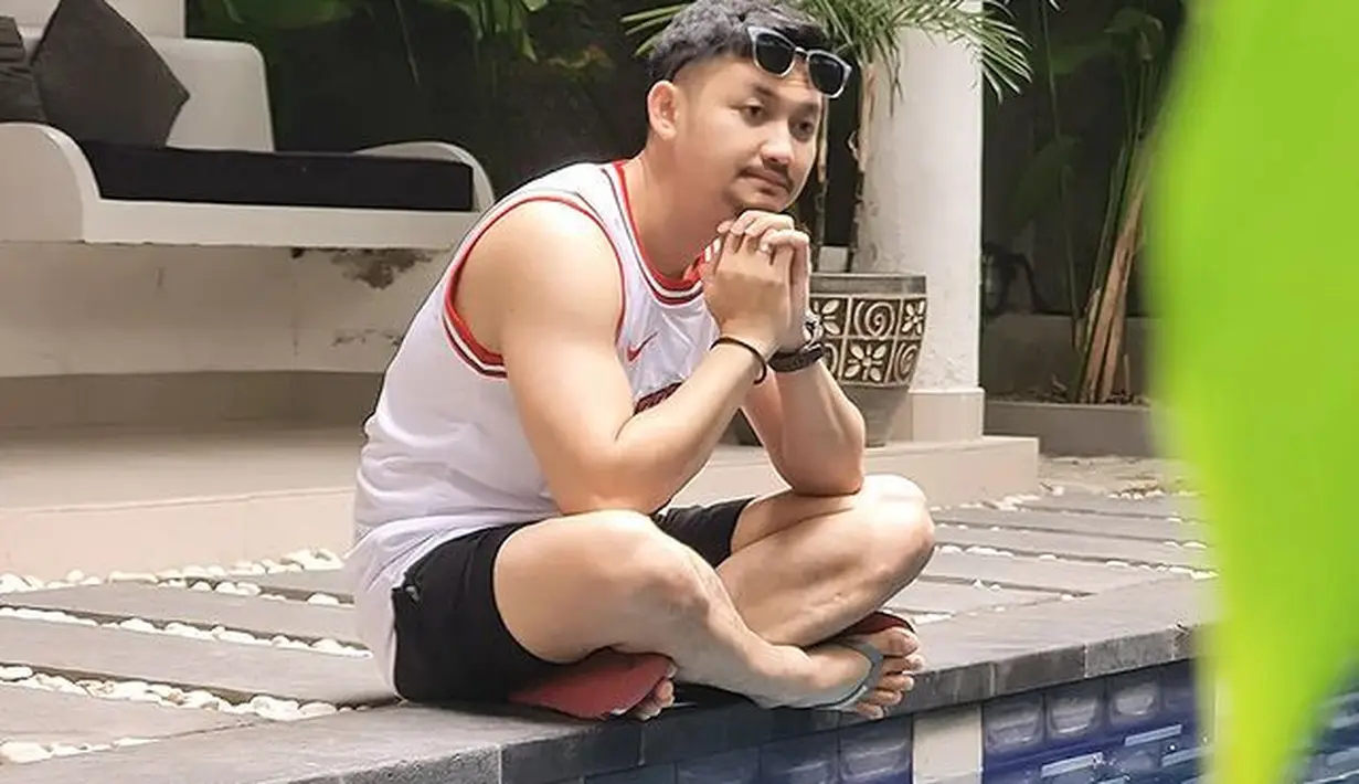 “Sendiri tak selamanya buruk. Tetap semangat aa prens,” cuit Angga Wijaya menyertai foto pakai kaus tanpa lengan warna putih plus kacamata hitam tengah menghadap kolam renang, pada 28 Juli 2022. “Cincin nikahnya masih dipake aa,” @amhe**** mengingatkan. “Meskipun sendiri tapi bahagia gak masalah, kalau sdh sukses & punya segalanya pastj cewek pada ngantri,” @yani**** menimpali. (Foto: Dok. Instagram @anggawijaya88)