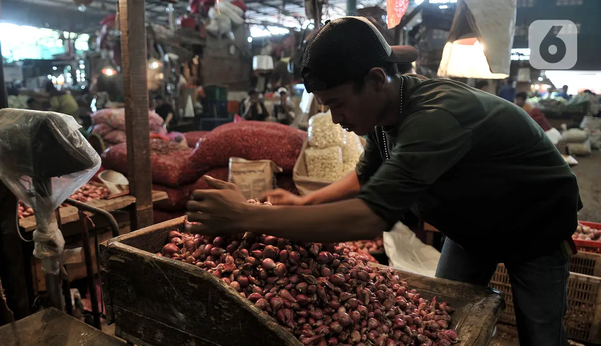 Aktivitas pedagang merapikan bawang merah di Pasar Induk Kramat Jati, Jakarta, Rabu (17/6/2020). Penerapan PSBB yang diberlakukan sejak April-Juni 2020 menyebabkan harga bawang merah merangkak naik Rp 45 ribu-Rp60 ribu per kilogram akibat kelangkaan di daerah pemasok. (merdeka.com/Iqbal S. Nugroho)