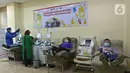 Penyintas COVID-19 melakukan donor plasma konvalesen di PMI DKI Jakarta, Selasa (19/1/2021). Sebanyak 307 penyintas COVID-19 per 1 hingga 15 Januari 2021 telah mendonorkan plasma konvalesen. (Liputan6.com/Herman Zakharia)
