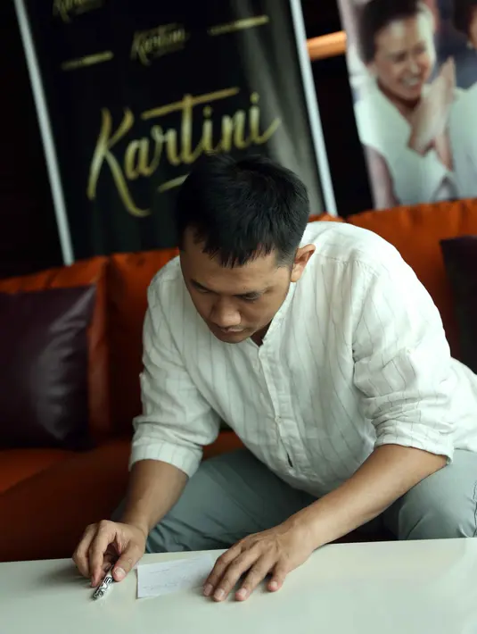 Telah selesai diproduksi, film Kartini siap tayang di bioskop tanah air pada 20 April 2017 mendatang. Hanung pun menceritakan film yang digarapnya ini memiliki sudut pandang berbeda mengenai seorang Kartini. (Nurwahyunan/Bintang.com)