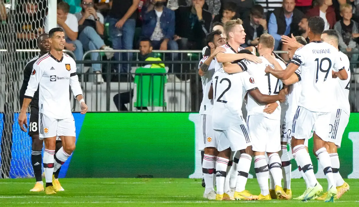 Pemain Manchester United Jadon Sancho merayakan dengan rekan setimnya usai mencetak gol ke gawang Sheriff Tiraspol pada pertandingan sepak bola Grup E Liga Europa di Stadion Zimbru, Chisinau, Moldova, 15 September 2022. Manchester United menang 2-0. (AP Photo/Sergei Grits)