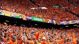 Ribuan suporter Timnas Belanda memadati tribun penonton saat melawan Polandia pada laga Grup D Euro 2024 di Volksparkstadion, Minggu (16/06/2024). (AP Photo/Ebrahim Noroozi)