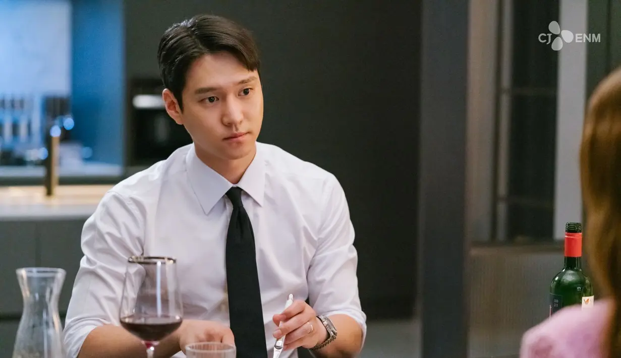 Go Kyung Pyo dalam Love in Contract. (Foto: Prime Video)