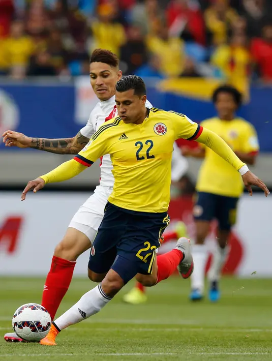 Bek Kolombia, Jeison Murillo (depan) berusaha melewati pemain Peru, Paolo Guerrero di pertandingan Copa America 2015 di Stadion Municipal Bicentenario, Chili, (22/6/2015). Peru bermain imbang 0-0 atas Kolombia. (REUTERS/Henry Romero) 