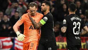 Bek Tottenham Hotspur asal Argentina bernomor punggung 17, Cristian Romero, menghibur kiper Tottenham Hotspur asal Republik Ceko bernomor punggung 31, Antonin Kinsky, setelah ia diganti selama pertandingan leg pertama babak 16 besar Liga Champions UEFA antara Club Atletico Madrid dan Tottenham Hotspur di Stadion Metropolitano di Madrid pada 11 Maret 2026. (Javier SORIANO/AFP)