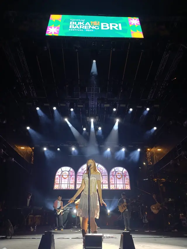 Penampilan Nadin Amizah di KapanLagi Buka Bareng BRI Festival 2025. Minggu, (16/3/25), di Plaza Parkir Timur, GBK, Jakarta. (Dicky Fadillah)