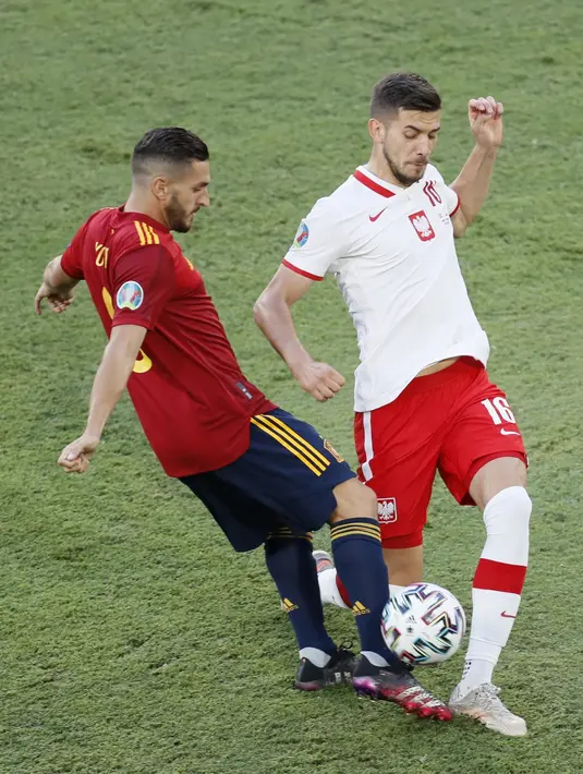 Gelandang Polandia, Jakub Moder berebut bola dengan gelandang Spanyol, Koke pada pertandingan grup E Euro 2020 di stadion La Cartuja di Seville, Spanyol, Sabtu (19/6/2021). Spanyol bermain imbang dengan Polandia dengan skor 1-1. (Jose Manuel Vidal/Pool via AP)