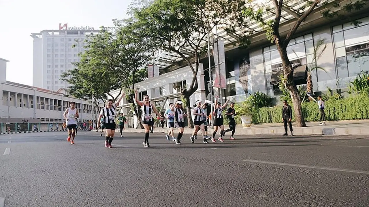 6 Potret Kemeriahan Surabaya Marathon 2019