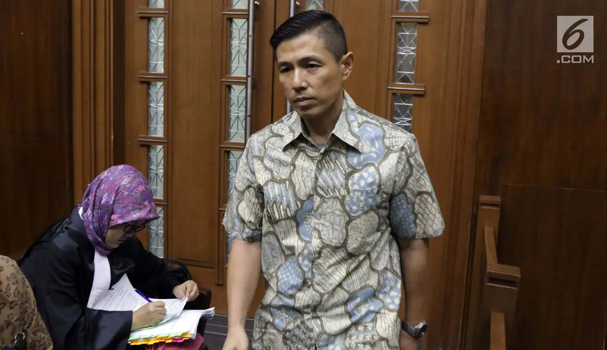 Pimpinan Tjokro Group, Kurniawan Eddy Tjokro bersiap menjalani sidang perdana kasus dugaan suap kepada Direktur PT Krakatau Steel, Wisnu Kuncoro di Pengadilan Tipikor, Jakarta, Rabu (12/6/2019). Sidang beragendakan mendengar pembacaan dakwaan dari JPU KPK. (Liputan6.com/Helmi Fithriansyah)
