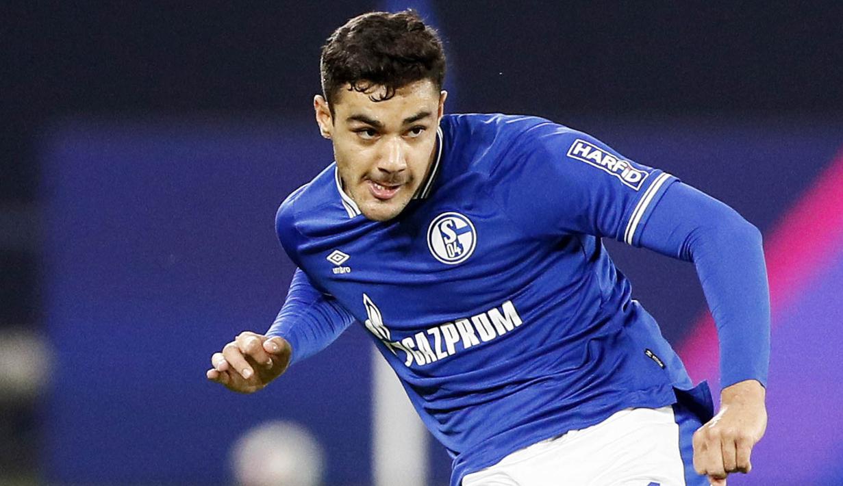 1. Ozan Kabak (FC Schalke) - Liverpool tengah bergerak mencari pengganti Virgil Van Dijk, salah satu target utamanya adalah Ozan Kabak. Pemain berlabel bek muda potensial Liga Jerman ini sangat layak diboyong Jurgen Klopp ke Anfield. (AP/Martin Meissner)