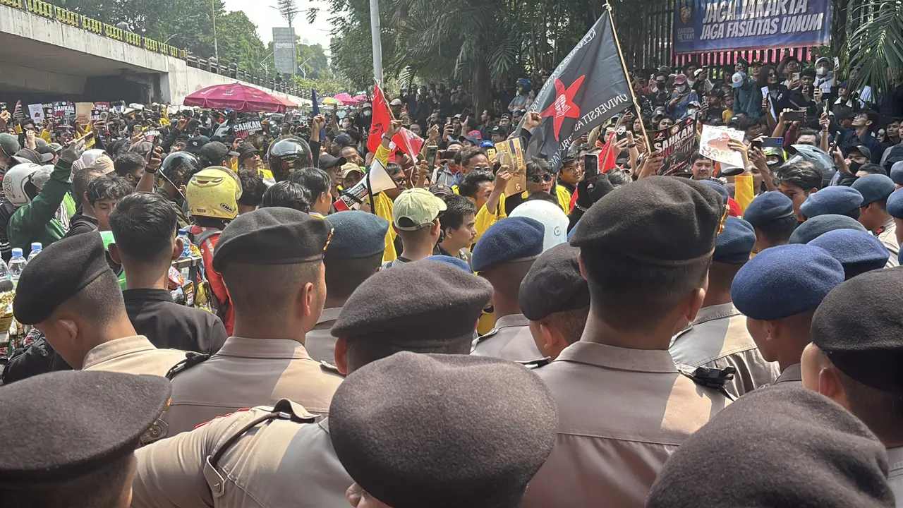 Massa Mahasiswa Berdatangan, Sempat Tertahan Barikade Polisi