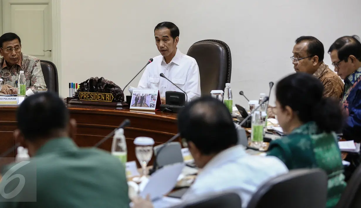 Presiden Jokowi memimpin rapat kabinet terbatas di Kantor Kepresidenan, Jakarta, Jumat (12/8). Rapat tersebut membahas soal pencegahan dan penanganan kebakaran hutan dan lahan. (Liputan6.com/Faizal Fanani)