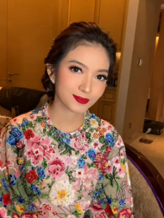 Penampilan mahal Selvi saat kondangan ditutup dengan lipstik merah gloss yang jadi touch of glam [@hepidavid]