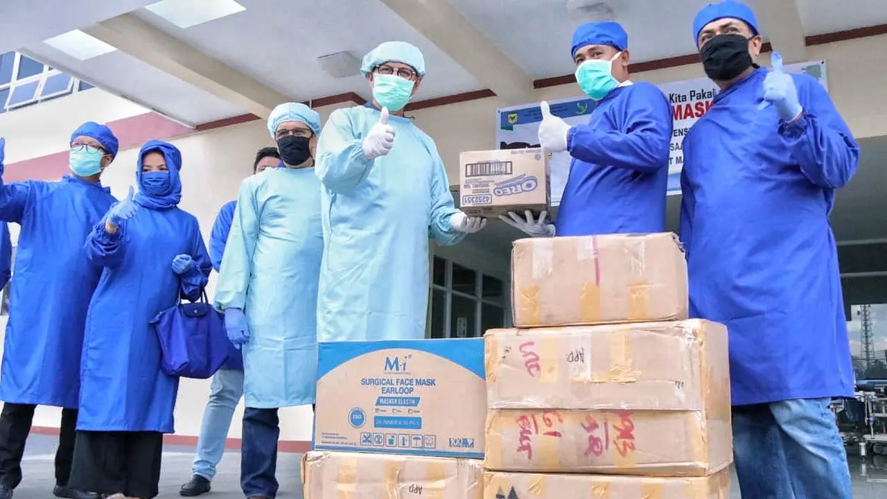Bakal cagub Sumbar Mulyadi membantu wara terdampak corona.