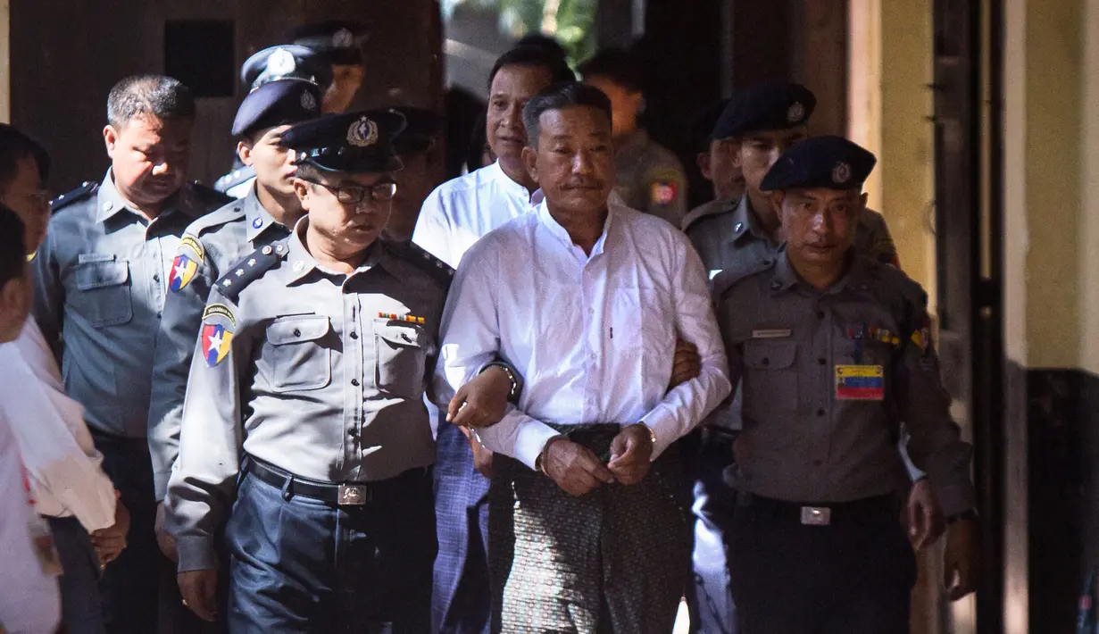 Tersangka pembunuh penasihat hukum pemerintahan Liga Nasional untuk Demokrasi (NLD), Ko Ni Kyi Lin dan Aung Win Zaw dikawal polisi saat tiba untuk menjalani sidang putusan pengadilan di Yangon (15/2). (AFP Photo/Myo Kyaw Soe)
