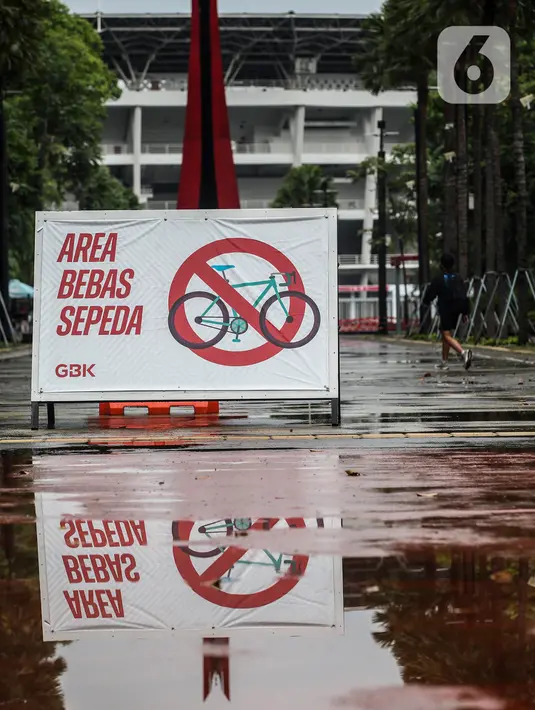 Sebuah spanduk bertuliskan “Area Bebas Sepeda” terlihat di ring road kompleks Gelora Bung Karno, Senayan, Jakarta, Jumat (6/11/2020). Selain membatasi sepeda, Manajemen GBK juga membatasi jumlah pengunjung maksimal sebanyak 1.000 orang. (Liputan6.com/Johan Tallo)