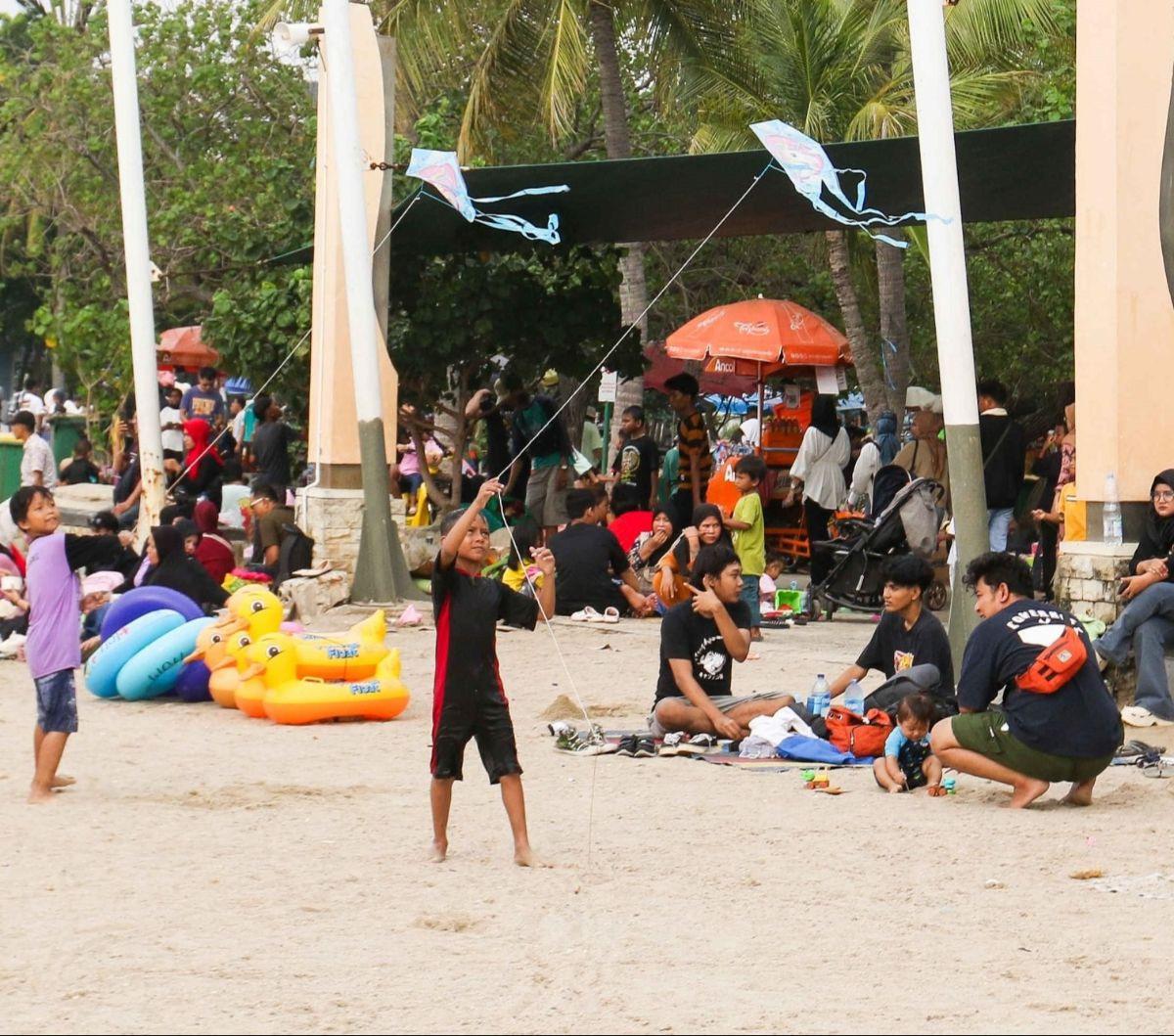 Program ini memungkinkan masyarakat untuk menikmati keindahan Ancol tanpa biaya masuk mulai pukul 17.00 hingga 23.00 WIB, dan akan berlangsung hingga 21 Juni 2024. Foto: Liputan6.com / Herman Zakharia<br>