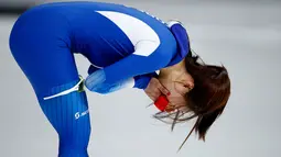 Speedskater Korsel, Lee Sang Hwa menangis setelah kalah pada cabang skating speed 500 meter putri di Olimpiade Musim Dingin Pyeongchang 2018, Minggu (18/2). Sang Hwa sempat mengalami cedera serius saat mempersiapkan diri untuk Olimpiade. (AP/Vadim Ghirda)