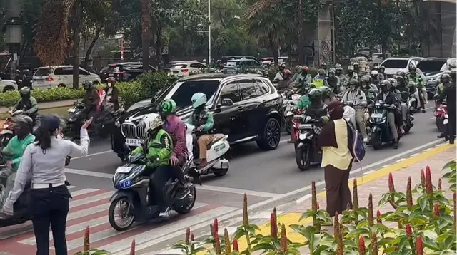 Kala BMW X5 Bikin Macet Kuningan, Pemiliknya Justru Tuai Pujian