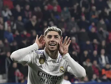 Gelandang Real Madrid, Federico Valverde melakukan selebrasi setelah mencetak gol ke gawang Osasuna pada pertandingan lanjutan La Liga Spanyol di stadion El Sadar di Pamplona, Spanyol, Minggu (19/2/2023). Real Madrid menang atas Osasuna dengan skor 2-0. (AP Photo/Alvaro Barrientos)