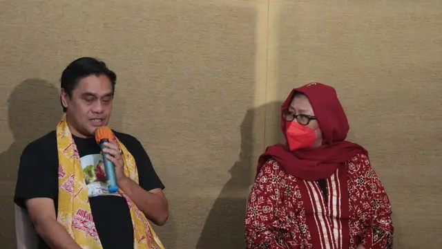 Musikus Dwiki Dharmawan berkolaborasi dengan pemain kolintang Ferdinand Soputan.