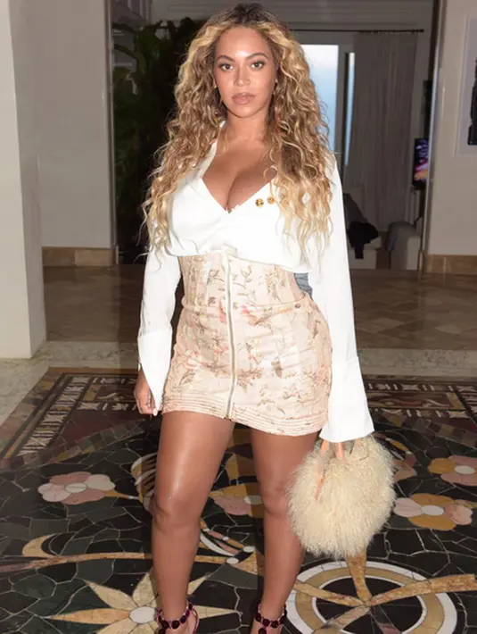 Setelah berhasil membuat publik penasaran dengan wajah anak kembarnya, Beyonce akhirnya mengunggah dirinya sambil menggendong dua anak kembarnya itu. Dan foto ini pun langsung dibanjiri komentar dari para fansnya. (Instagram/Beyonce)