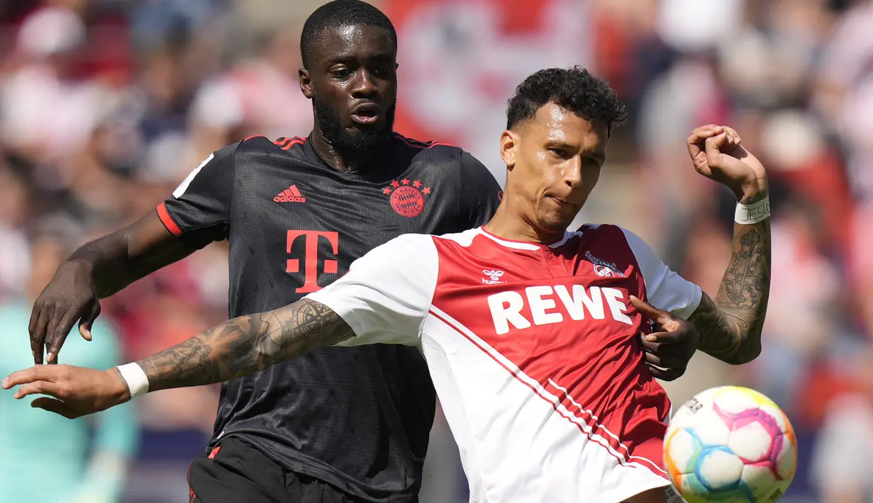 Striker FC Cologne, Davie Selke (depan) menguasai bola dibayangi bek Bayern Munchen, Dayot Upamecano pada laga pekan terakhir Liga Jerman 2022/2023 di Cologne, Jerman (27/5/2023). (AP Photo/Matthias Schrader)