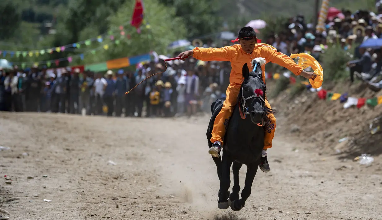 Seorang peserta bersaing dalam pacuan kuda di Lhasa, Daerah Otonom Tibet, China barat daya, 8 Agustus 2020. (Xinhua/Purbu Zhaxi)