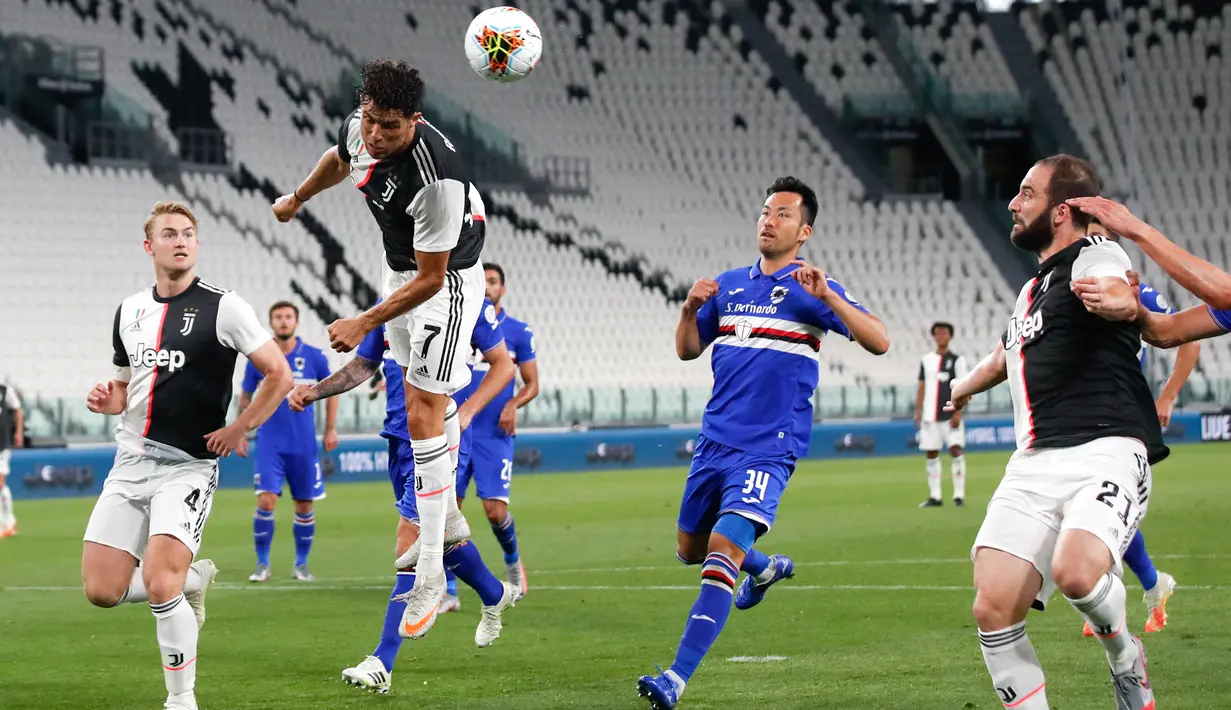 Penyerang Juventus, Cristiano Ronaldo berusaha menyundul bola ke arah gawang Sampdoria dalam laga pekan ke-36 Liga Italia Serie A di Stadion Allianz, Minggu (26/7/2020). Juventus memgunci gelar juara Liga Italia tahun 2020 setelah mengalahkan Sampdoria 2-0. (AP Photo/Antonio Calanni)