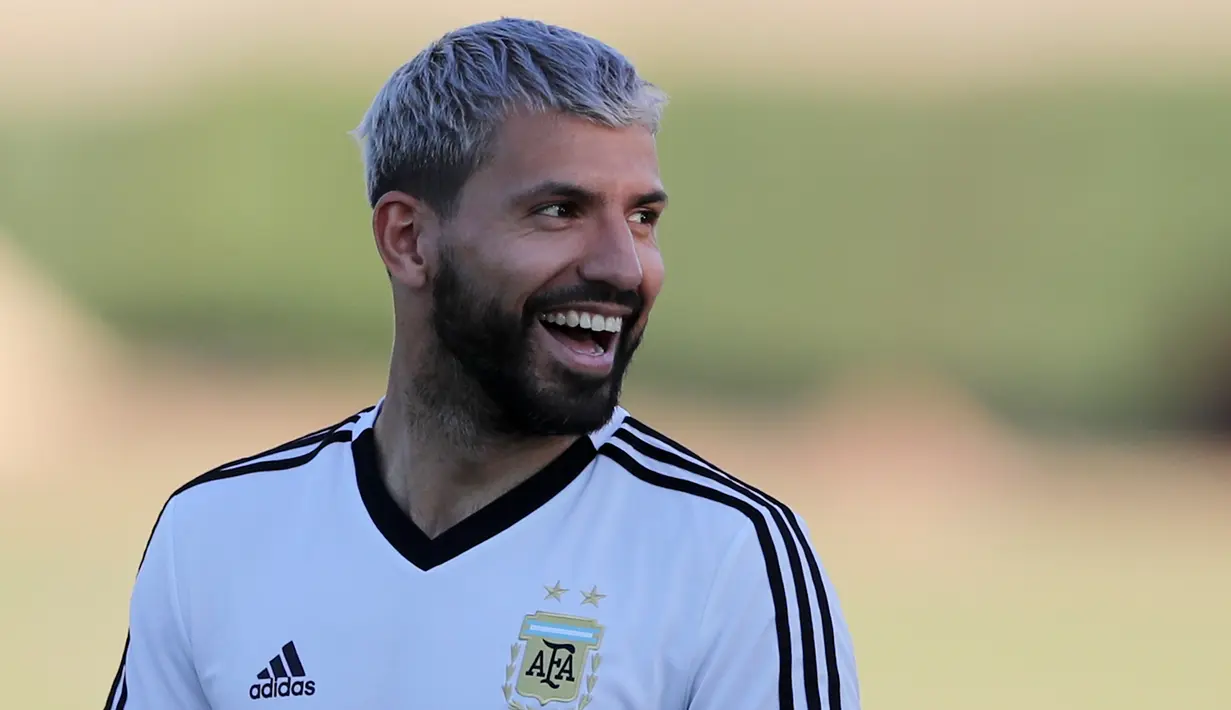 Penyerang Argentina, Sergio Aguero tertawa saat mengikuti sesi latihan di pusat pelatihan Cruzeiro di Belo Horizonte, Brasil (1/7/2019). Argentina dan Brasil akan bertanding pada semifinal Copa America 2019. (AP Photo/Ricardo Mazalan)